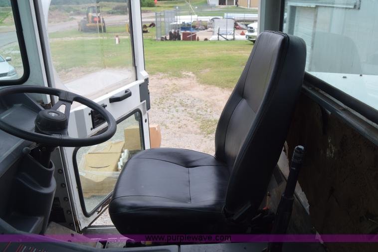 image for item J6681 2004 Elgin Pelican street sweeper