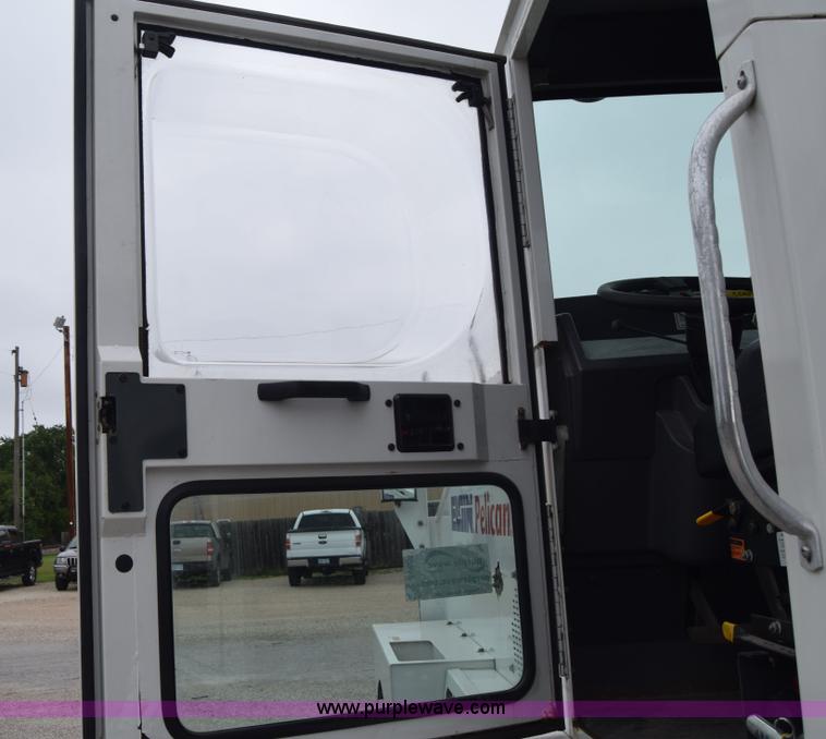 image for item J6681 2004 Elgin Pelican street sweeper