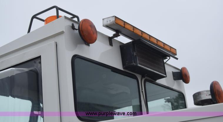 image for item J6681 2004 Elgin Pelican street sweeper