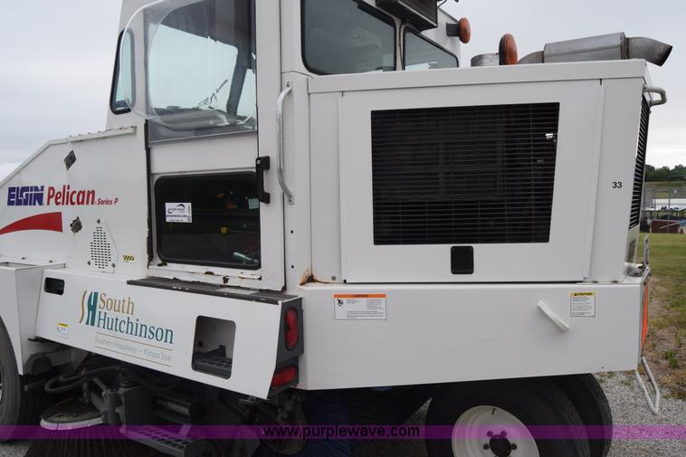 image for item J6681 2004 Elgin Pelican street sweeper