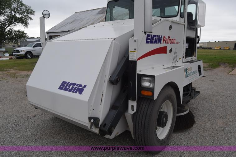 image for item J6681 2004 Elgin Pelican street sweeper