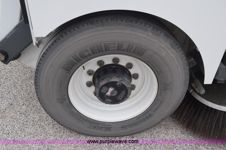 image for item J6681 2004 Elgin Pelican street sweeper