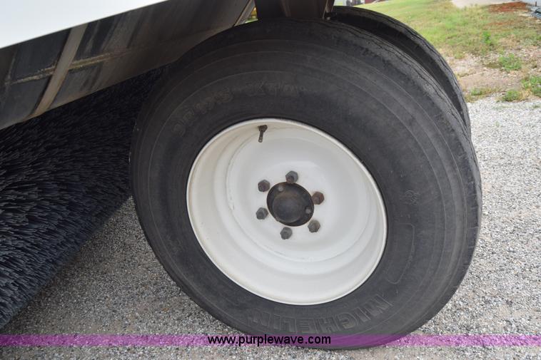 image for item J6681 2004 Elgin Pelican street sweeper