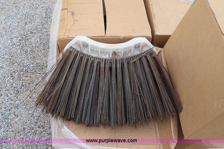 image for item J6681 2004 Elgin Pelican street sweeper