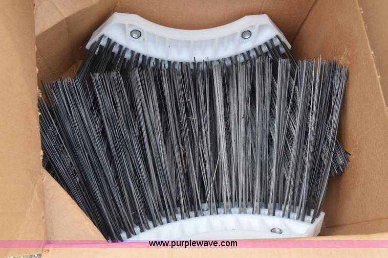 image for item J6681 2004 Elgin Pelican street sweeper