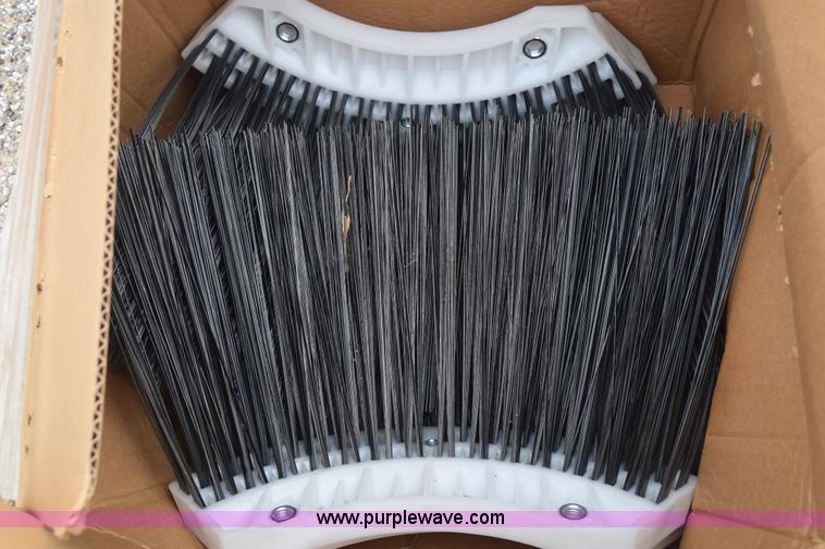 image for item J6681 2004 Elgin Pelican street sweeper