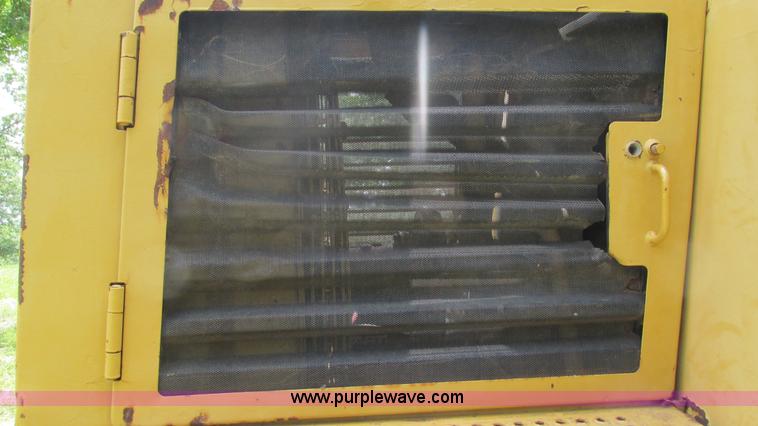 image for item J8534 1984 Caterpillar 953 track loader