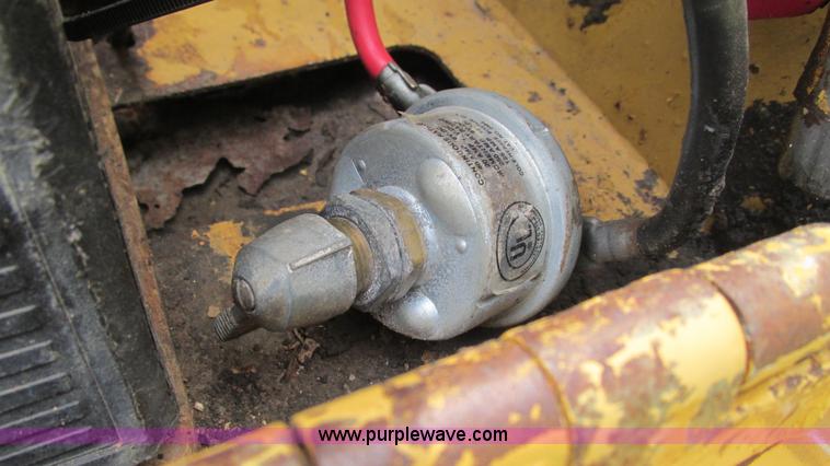 image for item J8534 1984 Caterpillar 953 track loader