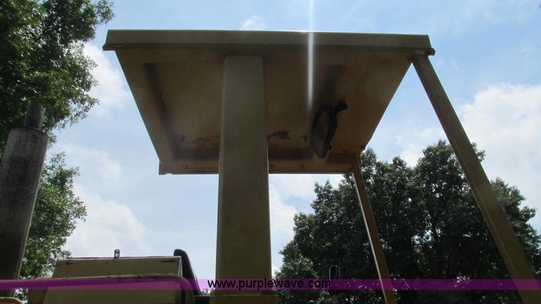 image for item J8534 1984 Caterpillar 953 track loader