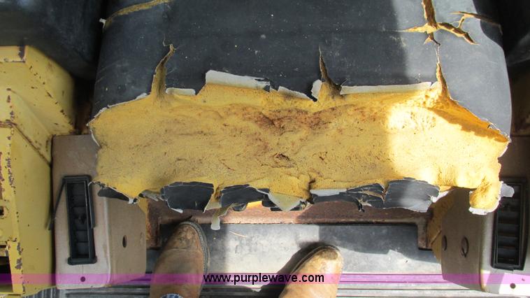 image for item J8534 1984 Caterpillar 953 track loader