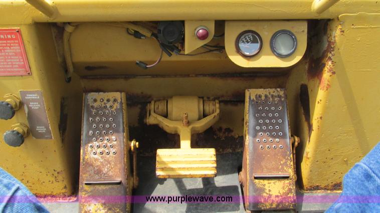 image for item J8534 1984 Caterpillar 953 track loader
