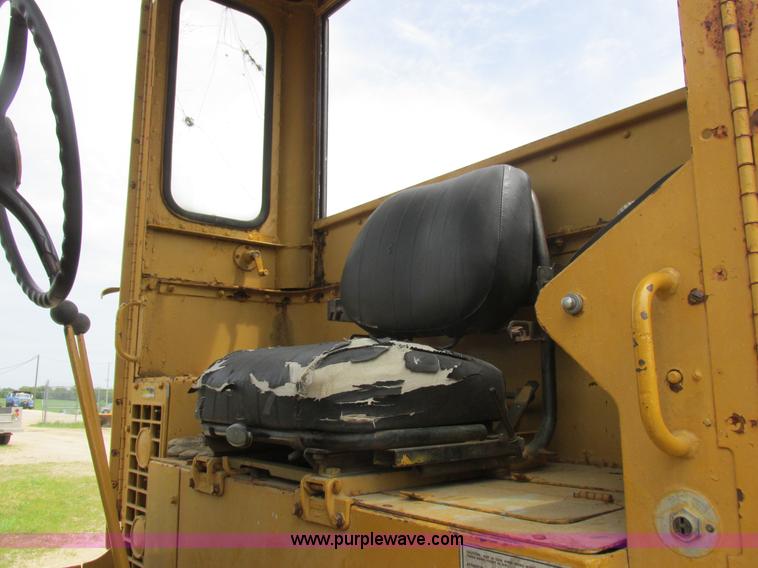 image for item K2125 1986 Caterpillar 12F motor grader
