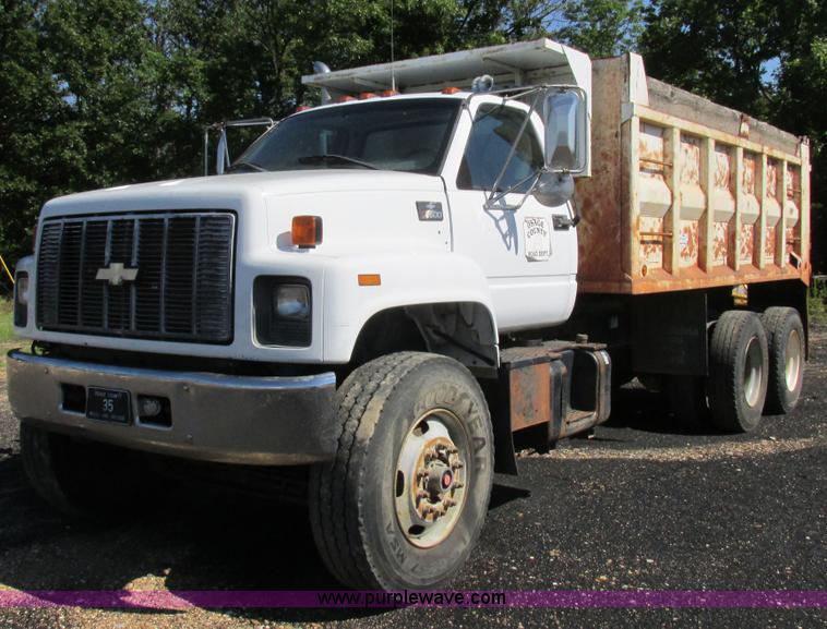 image for item K2157 2002 Chevrolet C7500 dump truck