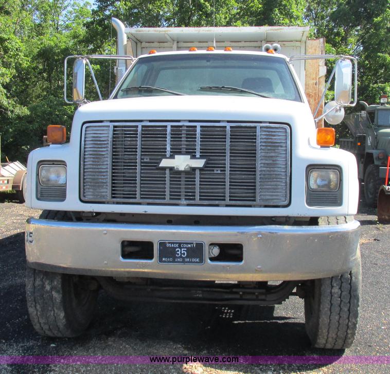 image for item K2157 2002 Chevrolet C7500 dump truck