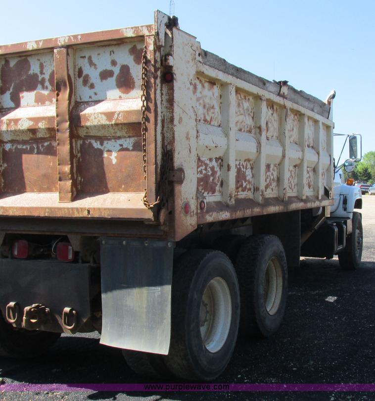 image for item K2157 2002 Chevrolet C7500 dump truck