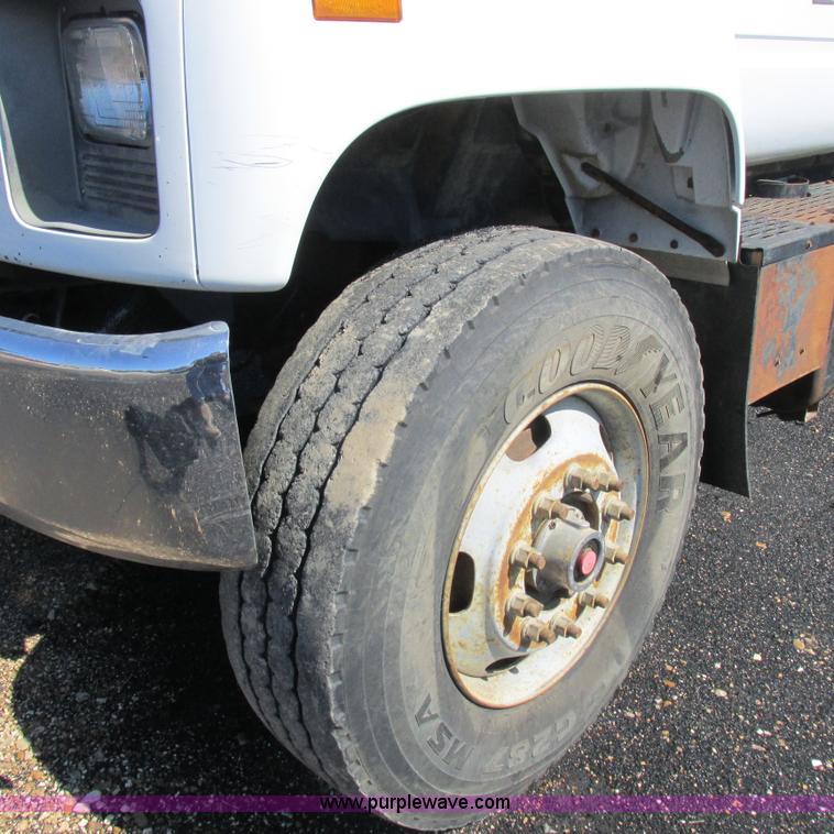 image for item K2157 2002 Chevrolet C7500 dump truck