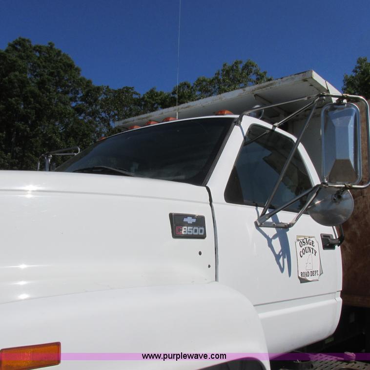 image for item K2157 2002 Chevrolet C7500 dump truck