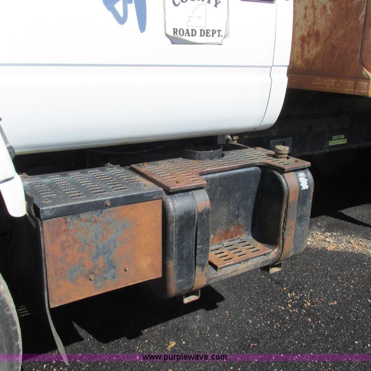 image for item K2157 2002 Chevrolet C7500 dump truck