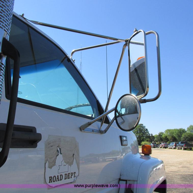 image for item K2157 2002 Chevrolet C7500 dump truck