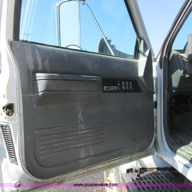 image for item K2157 2002 Chevrolet C7500 dump truck