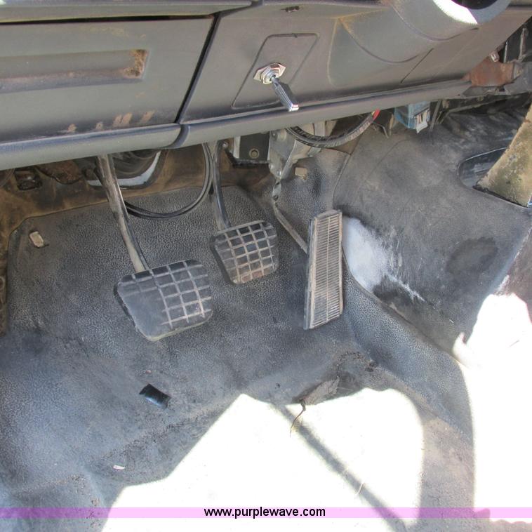 image for item K2157 2002 Chevrolet C7500 dump truck