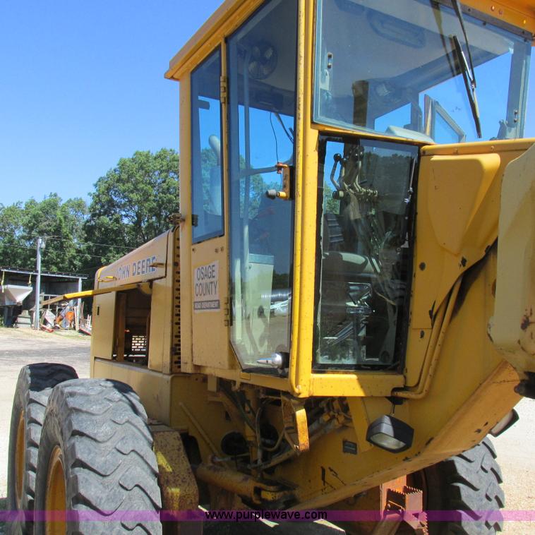 image for item K2158 1992 John Deere 670B motor grader