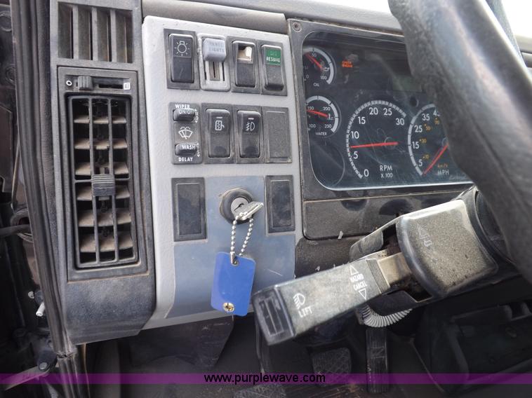 image for item K3999 2003 Freightliner FL70 box truck