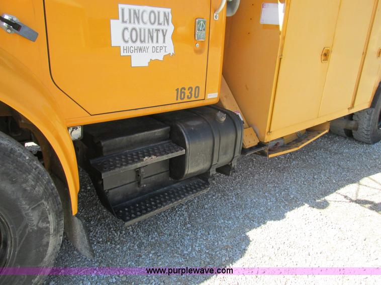 image for item K5079 1993 International 4900 bucket truck