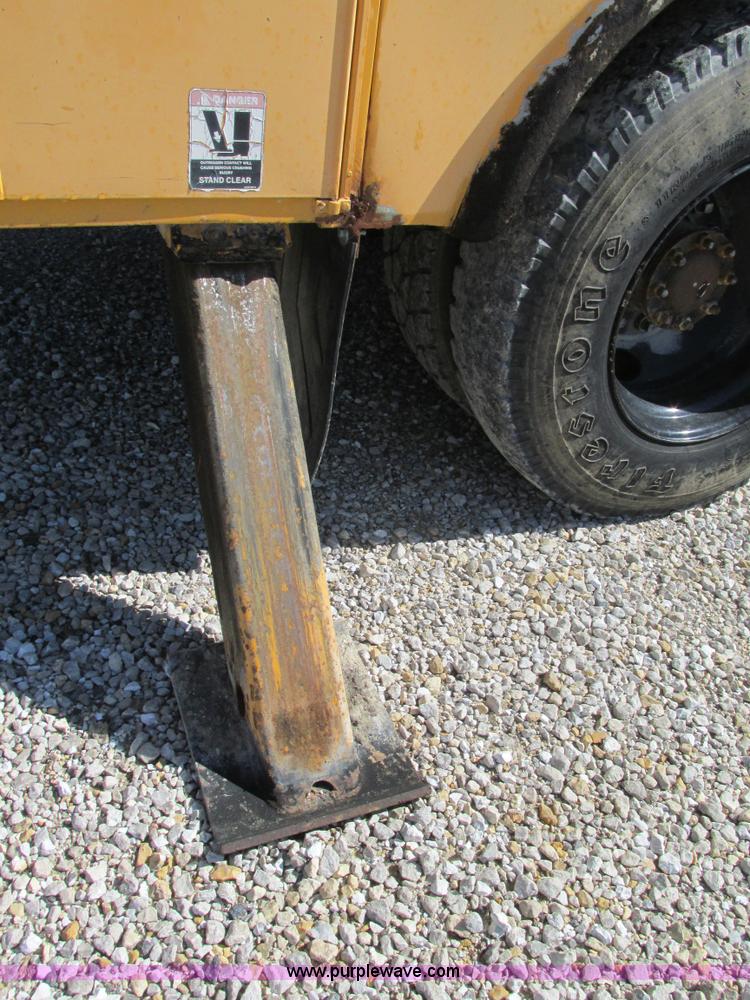 image for item K5079 1993 International 4900 bucket truck