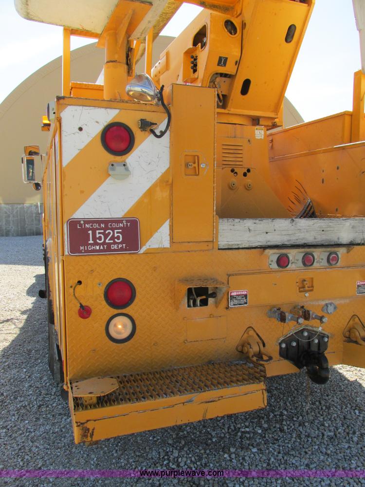 image for item K5079 1993 International 4900 bucket truck