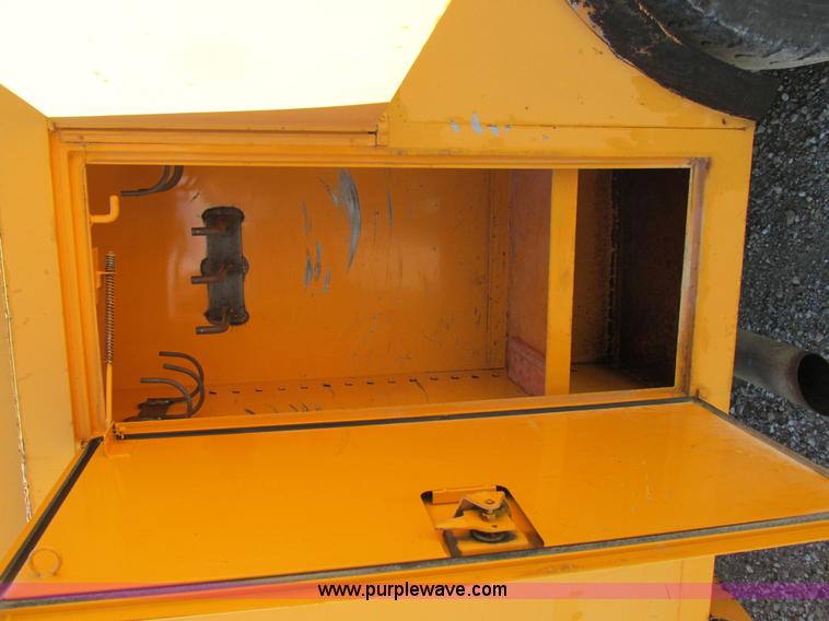 image for item K5079 1993 International 4900 bucket truck