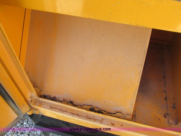 image for item K5079 1993 International 4900 bucket truck