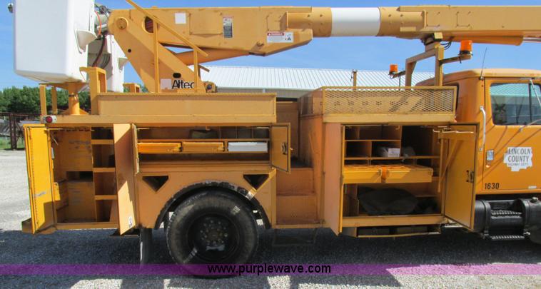 image for item K5079 1993 International 4900 bucket truck