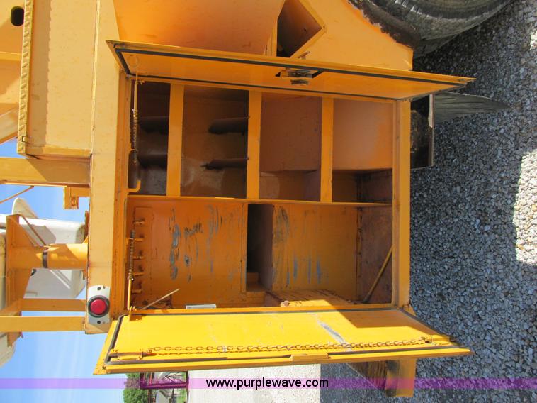 image for item K5079 1993 International 4900 bucket truck