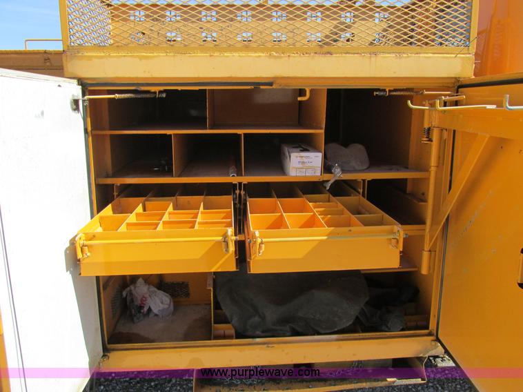 image for item K5079 1993 International 4900 bucket truck