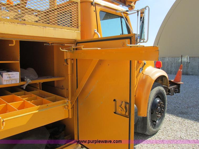 image for item K5079 1993 International 4900 bucket truck
