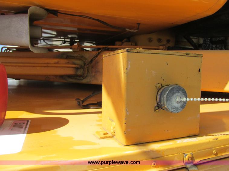 image for item K5079 1993 International 4900 bucket truck