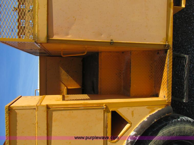 image for item K5079 1993 International 4900 bucket truck