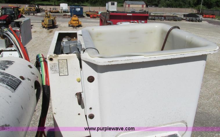 image for item K5079 1993 International 4900 bucket truck