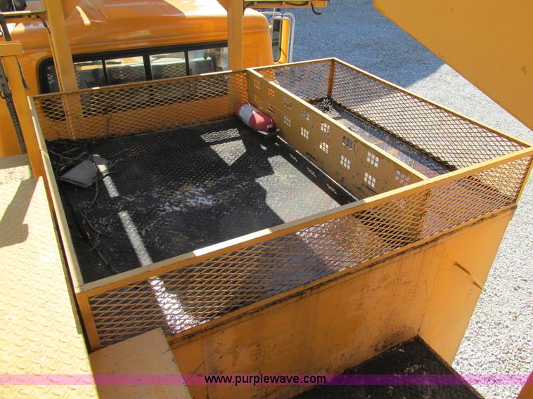 image for item K5079 1993 International 4900 bucket truck