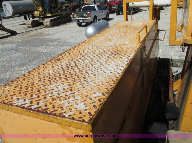 image for item K5079 1993 International 4900 bucket truck