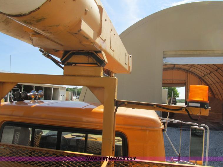 image for item K5079 1993 International 4900 bucket truck