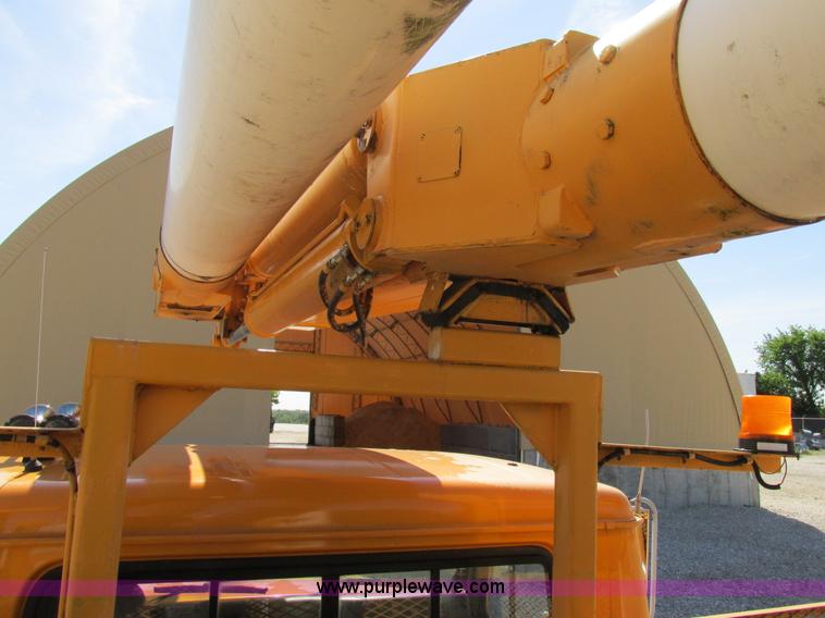 image for item K5079 1993 International 4900 bucket truck