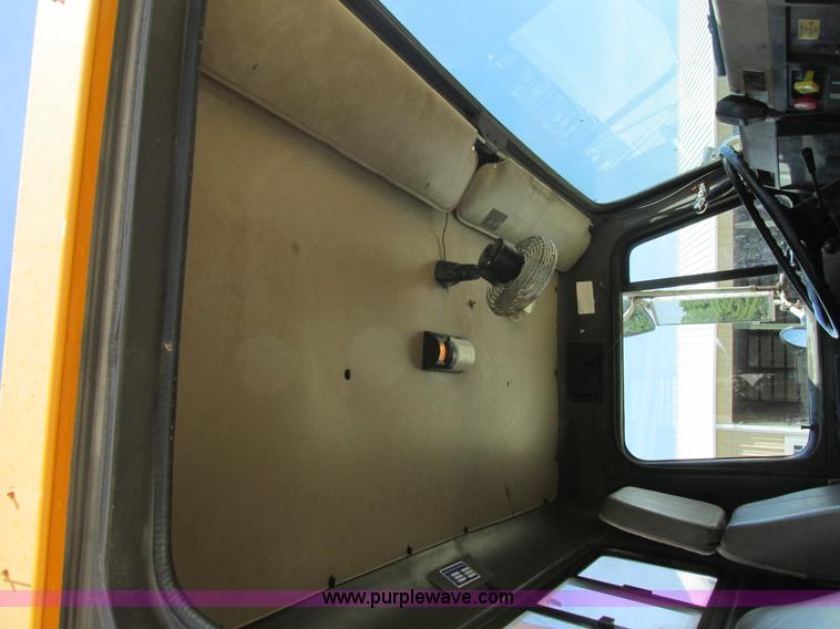 image for item K5079 1993 International 4900 bucket truck