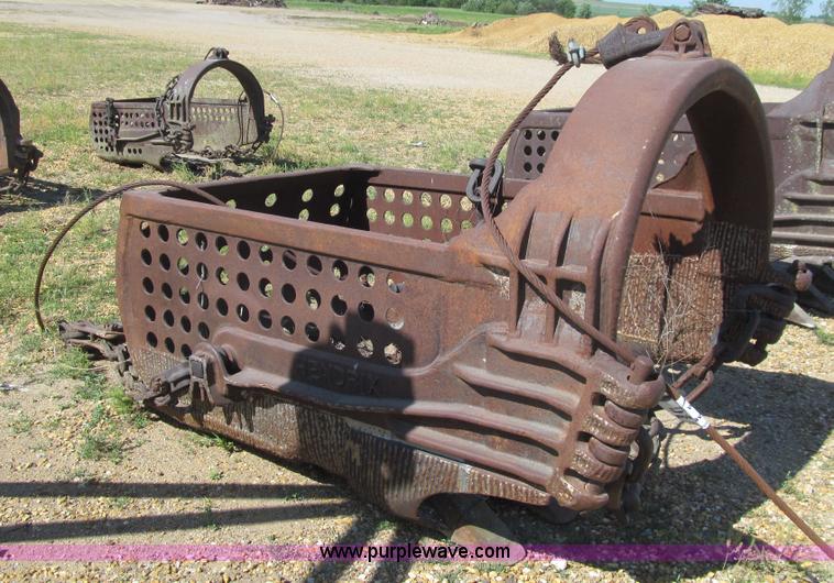Hendrix drag line bucket in Bayard, IA Item K5695 sold Purple Wave