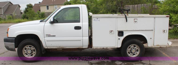 image for item K6924 2004 Chevrolet Silverado 2500 HD utility truck