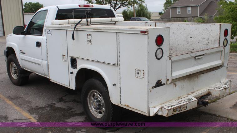 image for item K6924 2004 Chevrolet Silverado 2500 HD utility truck