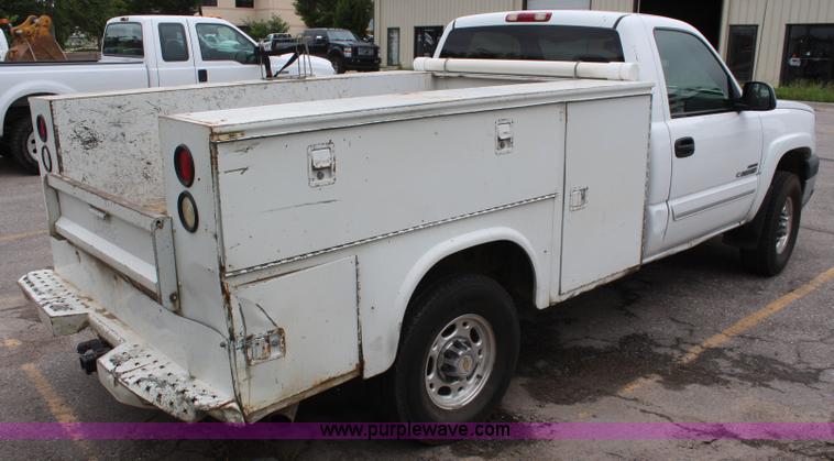 image for item K6924 2004 Chevrolet Silverado 2500 HD utility truck