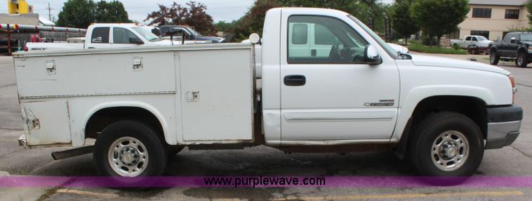 image for item K6924 2004 Chevrolet Silverado 2500 HD utility truck