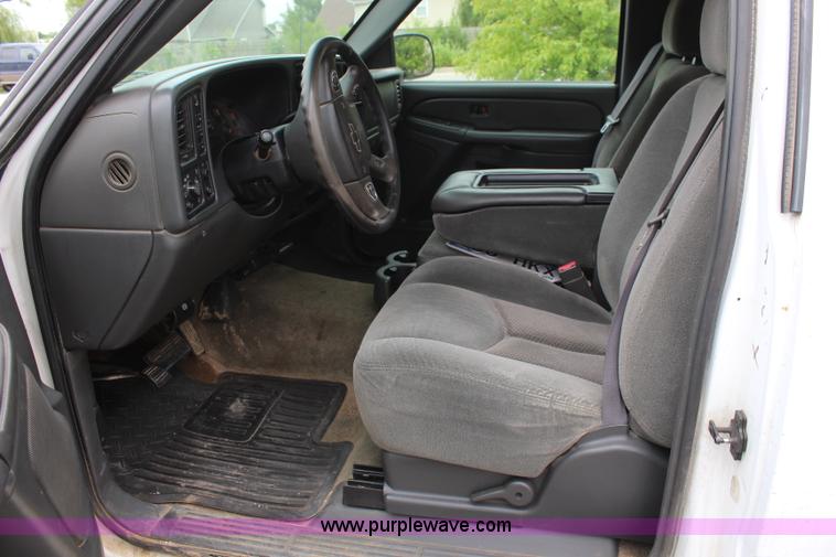 image for item K6924 2004 Chevrolet Silverado 2500 HD utility truck